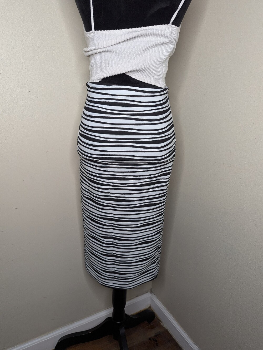 Black And White Ridgged Skirt Large - Picture 4 of 8